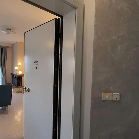 Apartment Spacious Flat With Panoramic Rooftop *