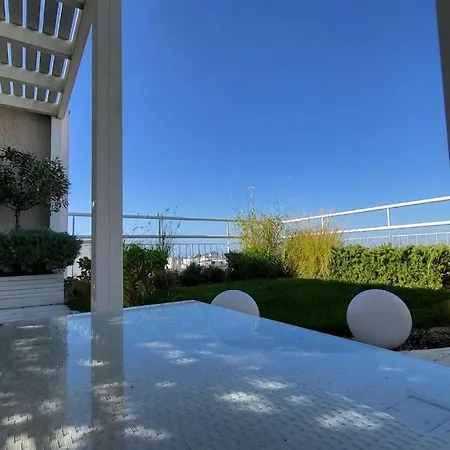 Apartment Spacious Flat With Panoramic Rooftop *