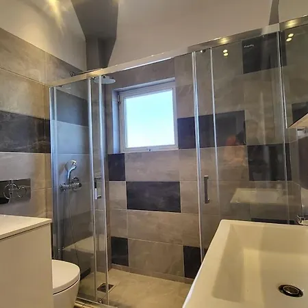 Apartment Spacious Flat With Panoramic Rooftop *
